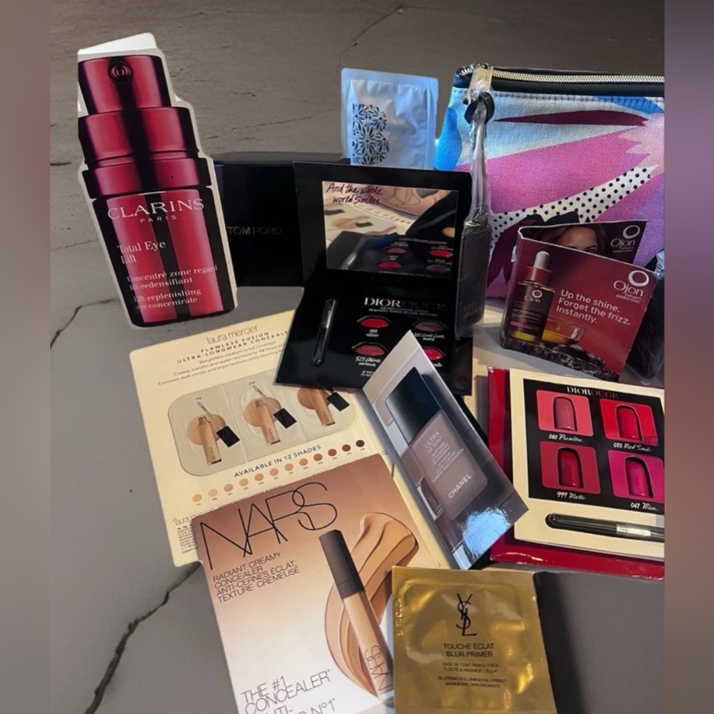 Assorted Beauty Bundle 2 Estee Lauder Cosmetic Bags + Make-up & Fragrance Sample - Picture 4 of 7